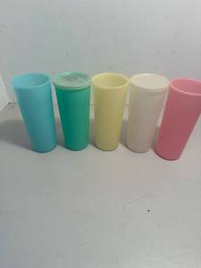 lot 167 image: 6 Vintage Tupperware Cups, 2 Lids