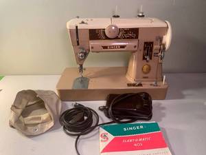 lot 221 image: Singer 401A Sewing Machine