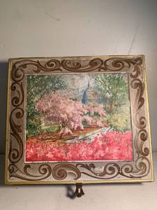 lot 267 image: Vintage Sunshine Biscuits Tin