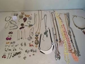 lot 290 image: Lot of Jewelry