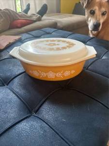 lot 305 image: Pyrex butterfly gold 2.5 qt lidded casserole dish