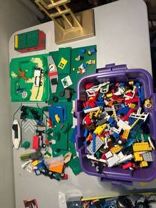 lot 326 image: Small tub of Legos plus some sheets