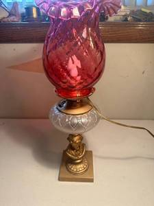 lot 327 image: Vintage lamp, probably Fenton shade