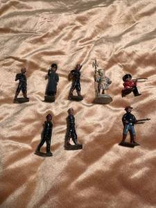 lot 330 image: Lot of Lead soldiers England moving arms see description