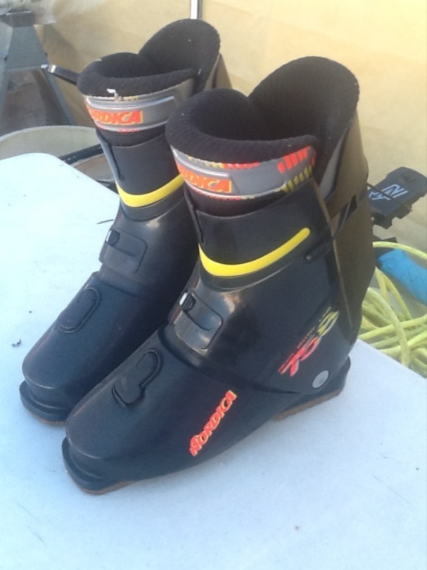 lot 12 image: Pair of ski boots size 7
