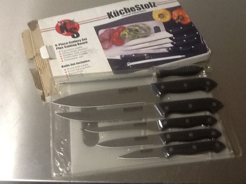 lot 183 image: Nice knife set with cutting board great Christmas gift