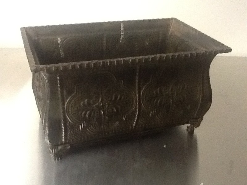 lot 194 image: Nice metal decorative Decore planter 1 x 2