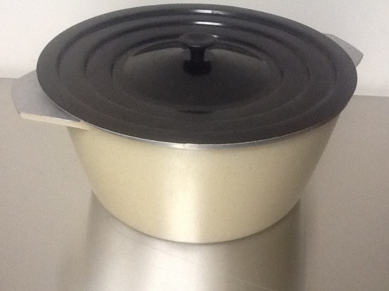lot 195 image: Nice large metal pot with a lid heavy-duty