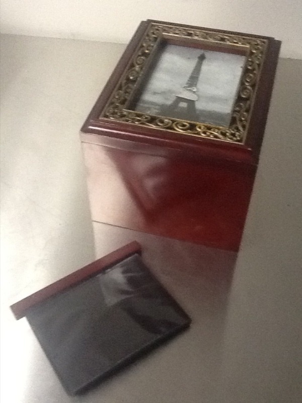 lot 250 image: Nice picture display box holds many photos in nice neat organized fashion as pictured