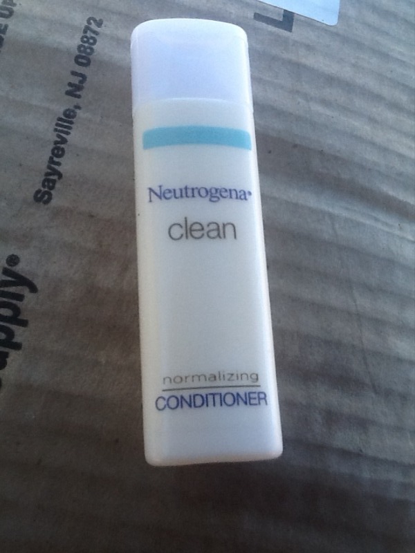 lot 272 image: 120 hotel size Neutrogena conditioner