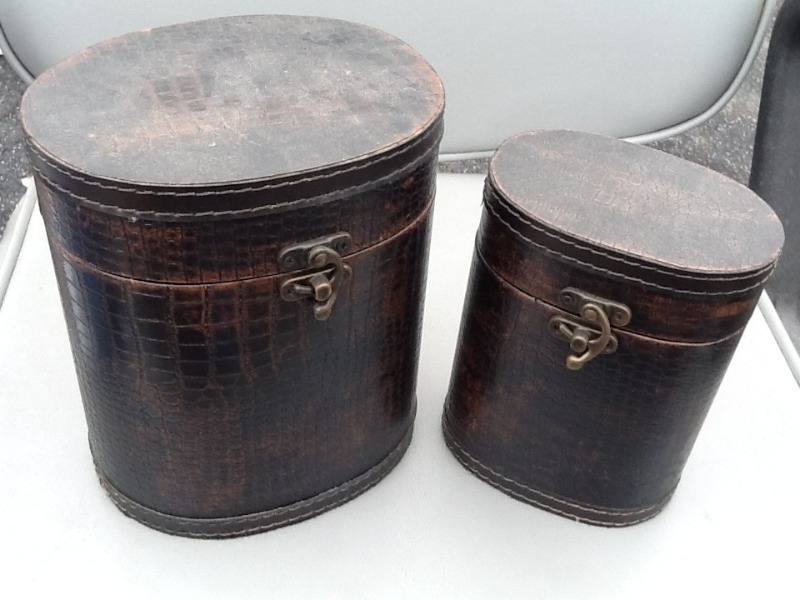 lot 78 image: Two matching Decour pieces as pictured