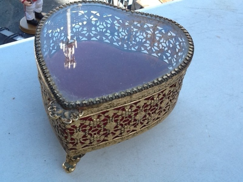 lot 8403 image: Nice little vintage heart shaped case with beveled glass lid