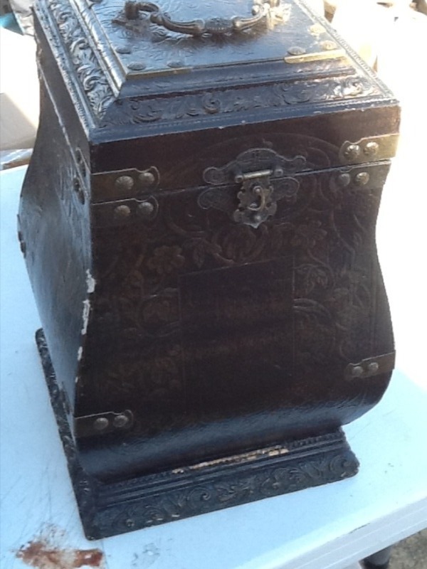 lot 8428 image: Flip top decor chest as picture