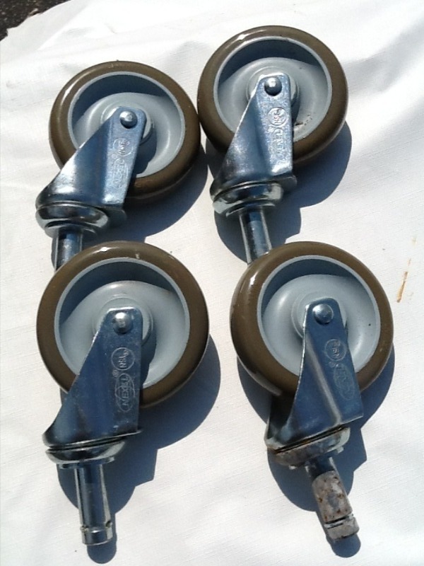 lot 87 image: Wire style metro shelves casters also fits other wire shelving
