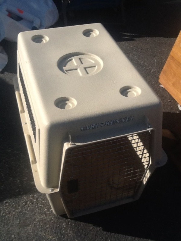 lot 2 image: Large pet kennel