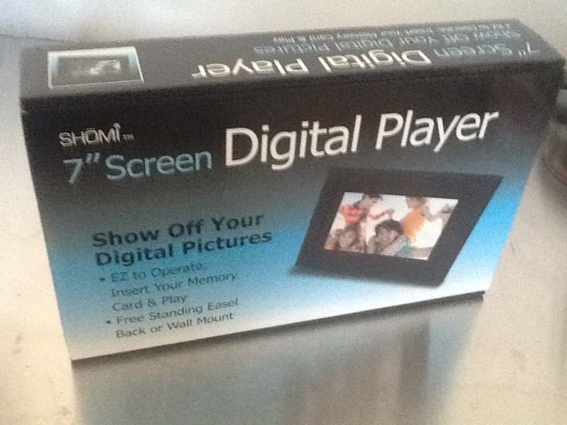 lot 8 image: Digital photo frame great for storing and displaying photos continuously great Christmas gift
