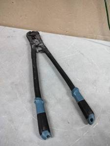 lot 1066 image: Anvil 24In Bolt Cutters. (Used)(Cracked Handle)