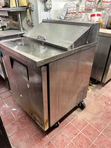 lot 2037010 image: True Sandwich Salad Prep Table w Refrigerated Base, 115v, Left Hinge ModelTSSU-27-08-HC 27