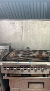 lot 2037014 image: Bakers Pride 3in Radiant Char Broiler