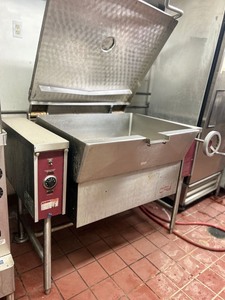 lot 2037019 image: Commercial Southbend 30 Gal. Natural Gas Tilt Skillet Braising Pan