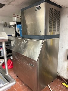 lot 2037022 image: Commercial Restaurant Ice Machine Scotsman BH801S-A 580Lb Ice Storage, Top 770Lb per Day
