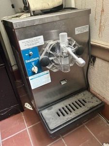 lot 2037023 image: SaniServe Commercial Restaurant Soft Serve Machine