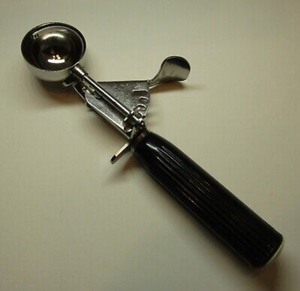 lot 2037400 image: Commercial Kitchen Vollrath Stainless Steel Ice Cream Scoop
