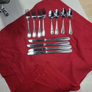 lot 3626245 image: Hotel Quality Banquet Silverware Set with Linen Napkins (4 Forks, 4 Spoons, 4 Knives, 4 Linen Napkins)