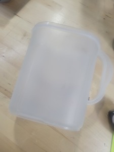 lot 3626440 image: Clear 1 Gallon Plastic Beverage Container with Handle No Lid