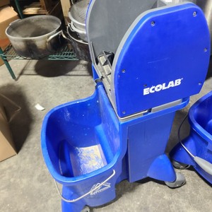 lot 3626474 image: Ecolab 16L Mop Bucket with 2 Compartments - Blue