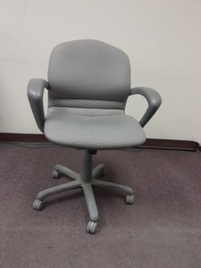 lot 3625196 image: Grey Rolling Office Chair