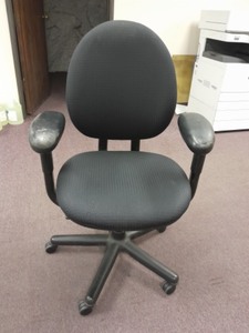 lot 3625198 image: Black Rolling Office Chair