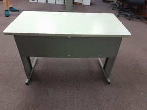 lot 3625204 image: Metal desk 48 x 30 x 24