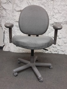 lot 3625221 image: Grey Oversize Office Chair