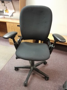 lot 3625226 image: Black Office Chair