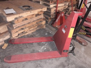 lot 3625451 image: 2200 lb. Manual Scissor Pallet Truck