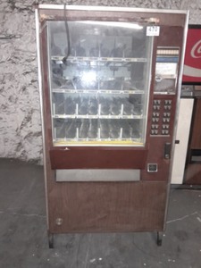 lot 3625470 image: Vendo Company coin operated snack vending machine - damaged plug