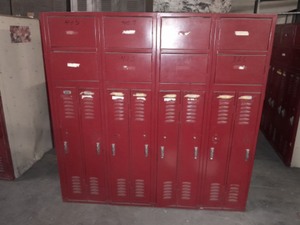 lot 3625473 image: Red Locker Set