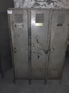 lot 3625478 image: Tall Grey 3 Locker set