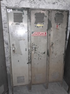 lot 3625479 image: Grey 3 Door Locker set