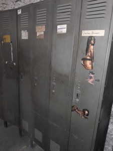 lot 3625480 image: Tall Grey 4 Locker Set