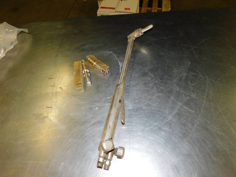 lot 8008 image: Cutting Torch Assembly With New Tips