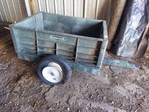 lot 4301 image: Rubbermaid 8CF Dumping Garden Cart - Tires Need Repair