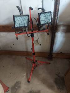lot 4309 image: Double Headed Work Light on Stand