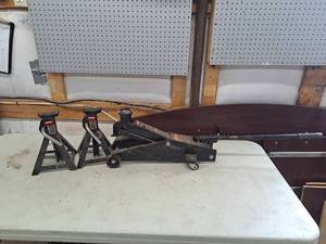 lot 4328 image: Craftsman 2-14 Ton jack and 2 jack stands