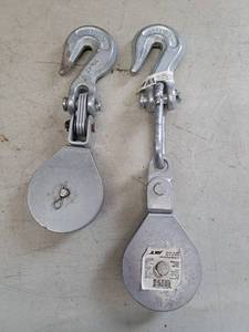 lot 4364 image: 2 pulleys with hooks