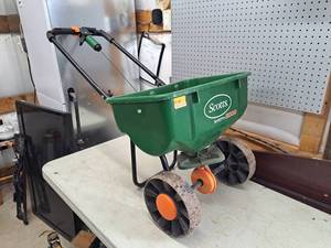 lot 4374 image: Scotts SpeedyGreen 3000 seed caster