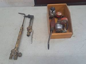 lot 4437 image: torch accessories - Victor torch and gauges