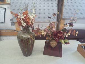 lot 4440 image: 2 fake plants with vases