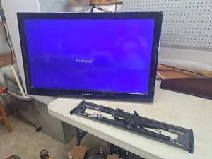 lot 4446 image: 40 inch tv and wall mount - black vertical line on left side